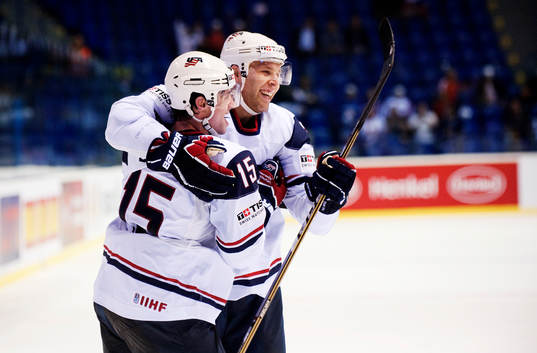 Craig Smith gratuleras av Mark Stuart, USA