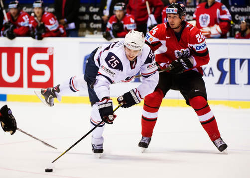 Nick Palmieri, USA, kämpar mot Darcy Werenka, Österrike