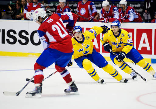 Jimmie Ericsson och Rickard Wallin, Sverige, jagar puck