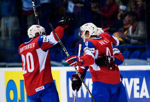 Marius Holtet, Norge, (i mitten) gratuleras till sitt