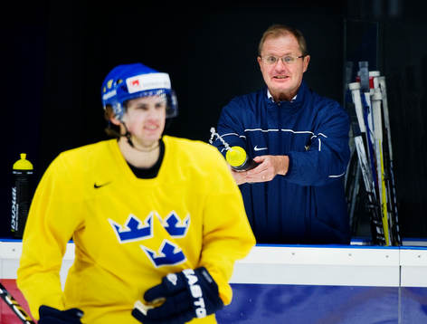Pär Pettersson, psykolog, sprutar vatten på Marcus Krüger