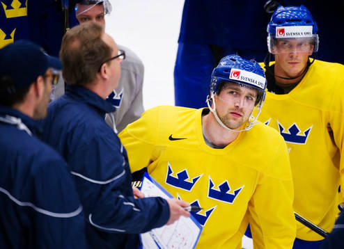 Patrik Berglund och Loui Eriksson lyssnar på Pär Mårts,
