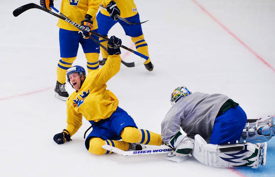 Erik Ersberg, målvakt, fäller Martin Thörnberg