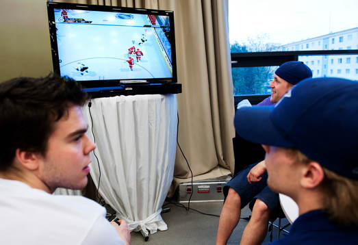 Magnus Pääjärvi och Mattias Tedenby spelar tv-spel mot