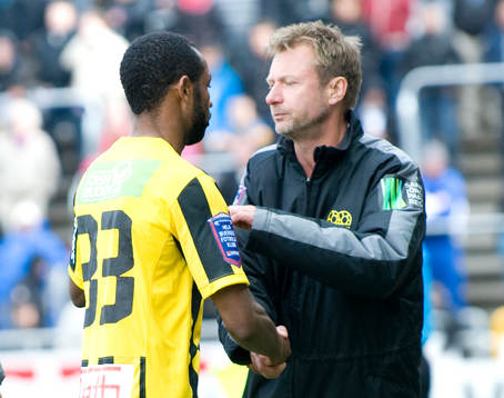 Rene Makondele,  tackas av Peter Gerhardsson, tränare. Byte
