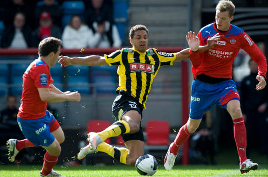 Mathias Ranegie, Häcken, mot Ardian Gashi och Marcus