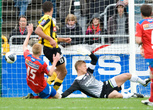 0-1 Mathias Ranegie, Häcken, som överlistar Pär Hansson,