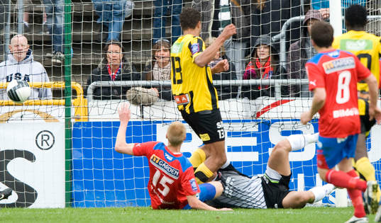 0-1 Mathias Ranegie, Häcken, som överlistar Pär Hansson,