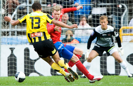 Målskytten Mathias Raneigie, Häcken, lurar Marcus