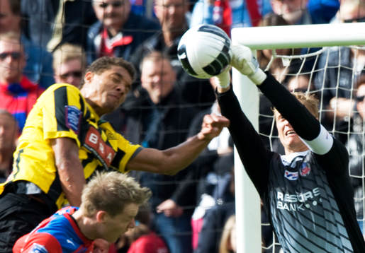 Pär Hansson, målvakt, Helsingborg, räddar framför