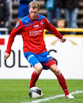 Marcus Nilsson,  tar bollen innan