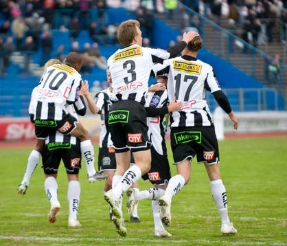 Amethyst Bradley Ralani hoppar på Fredrik Krlsson, jubel