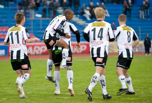 Amethyst Bradley Ralani hoppar på Fredrik Krlsson, jubel