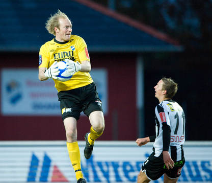Rasmus Rydén, målvakt, Öster, framför Fredrik Olsson,