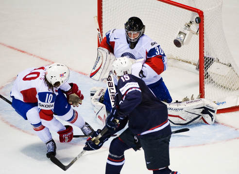 Pucken nuddar stolpen bakom Lars Haugen, målvakt, Norge