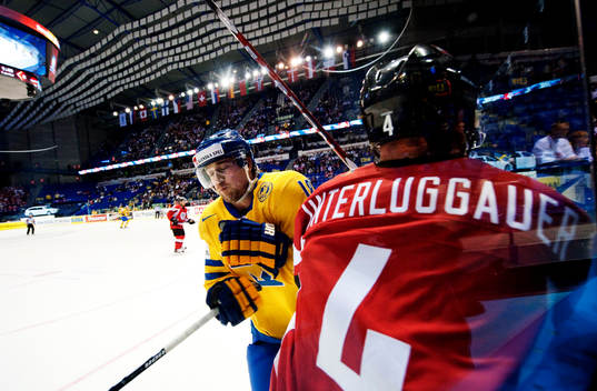 Patrik Berglund, Sverige, tacklar Gerhard Unterluggauer,