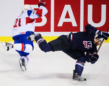 Morten Ask, Norge, blir tacklad av Mike Brown, USA