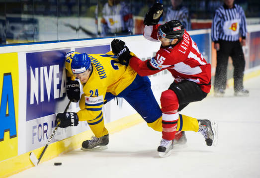 Staffan Kronwall, Sverige, blir tacklad av Manuel Latusa,