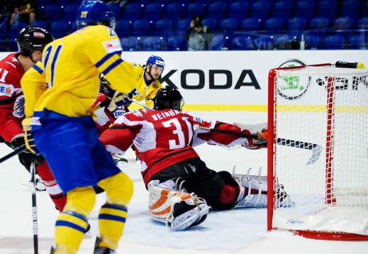 Niklas Persson, Sverige, skjuter in 1-0 bakom Fabian