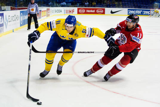 Magnus Pääjärvi, Sverige, tar sig förbi Philippe Lakos,