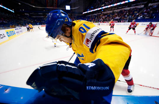 Magnus Pääjärvi, Sverige, trycker till mot sargen