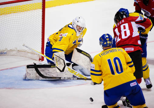 Viktor Fasth, målvakt, Sverige, räddar ett skott