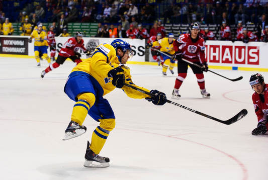 Mattias Tedenby, Sverige, skjuter mot mål