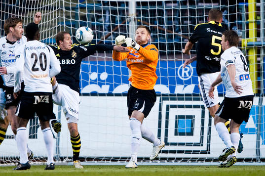John Alvbåge, målvakt Örebro boxar undan bollen framför