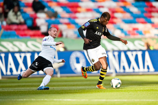 Mohamed Bangura, AIK spelar boll