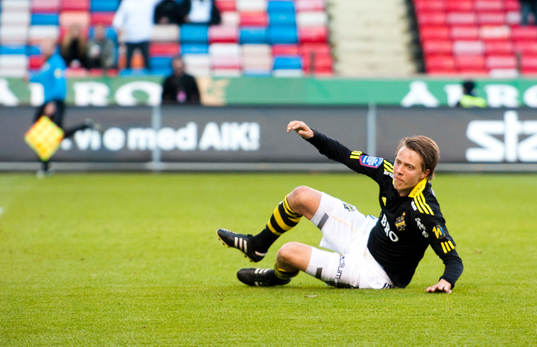 Viktor Lundberg, AIK ligger kvar i straffområdet