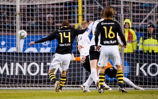 Kenny Pavey, AIK sparkar in 1-0