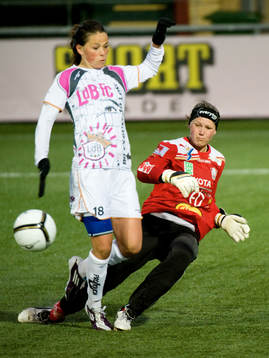 Maria Cederholm, målvakt, Linköping räddar framför Sara