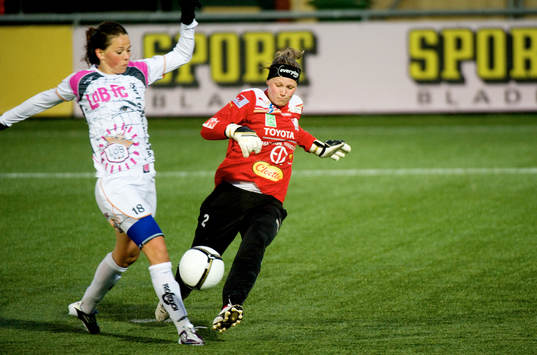 Maria Cederholm, målvakt, Linköping räddar framför Sara