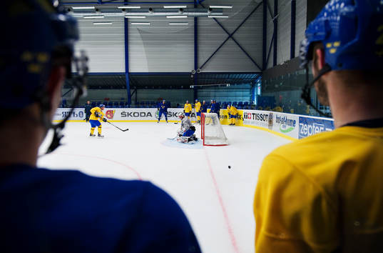 Två spelare ser på när Anders Nilsson, målvakt, räddar