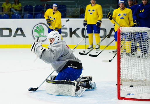 Viktor Fasth, målvakt, räddar ett skott