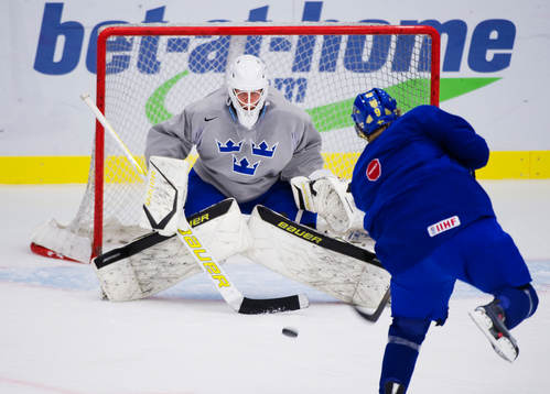 Mattias Tedenby skjuter mot Viktor Fasth, målvakt