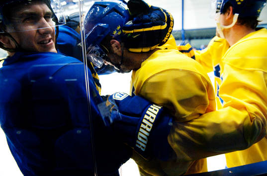 Mikael Backlund och Niklas Persson låtsas bråkar med