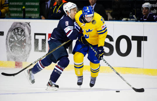 Derek Stepan, USA, tacklar Robert Nilsson, Sverige