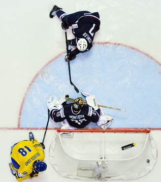 Patrik Berglund, Sverige, trycker in 4-1 bakom Al Montoya,
