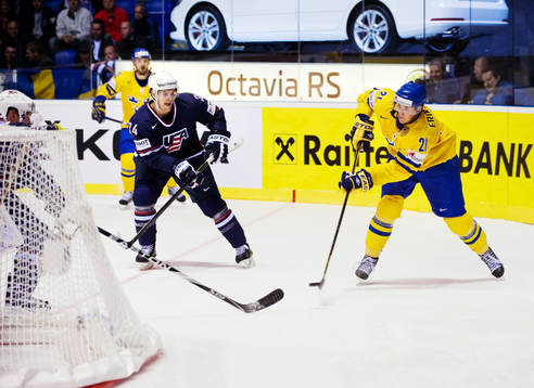 Loui Eriksson, Sverige, passar pucken