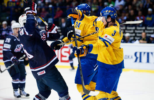 Nick Palmieri, USA, bråkar med Oliver Ekman Larsson,