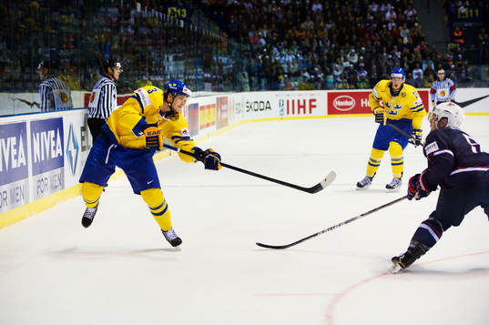 Oliver Ekman Larsson, Sverige, skjuter mot mål