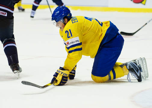 Loui Eriksson, Sverige, ligger kvar på isen