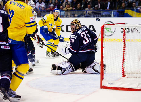 Al Montoya, målvakt, USA, räddar ett skott