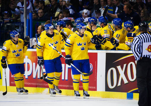Marcus Krüger, Sverige, gratuleras till sitt 2-1-mål