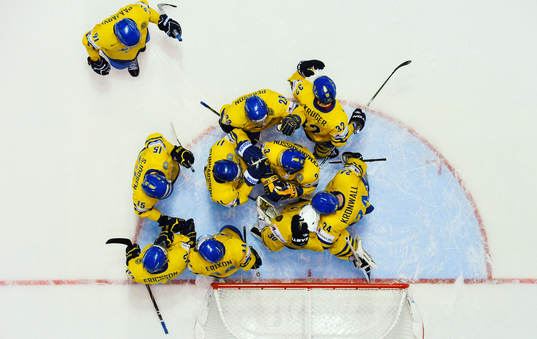 De svenska spelarna kramar om Viktor Fasth, målvakt