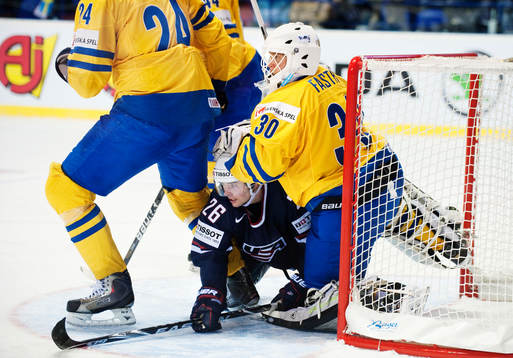 Viktor Fasth, målvakt, Sverige, trycker ner Ryan Shannon,