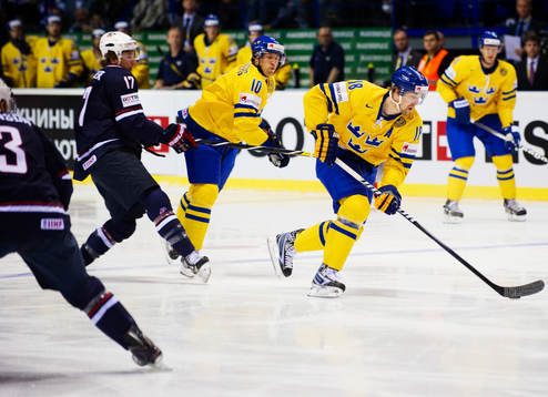 Patrik Berglund, Sverige, bryter sig igenom det amerikanska