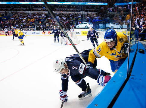 Ryan McDonagh, USA, kämpar mot Magnus Pääjärvi, Sverige