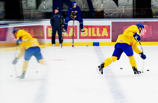 Carl Gunnarsson skjuter mot mål